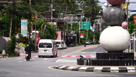 Handaufnahme-Der-Straßen-Der-Stadt-Phuket-An-Einem-Sonnigen-Tag,-Thailand