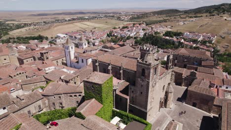 Ruhiger-Blick-Auf-Die-Antike-Stadtmauer-Von-Cáceres,-Malerische-Luftaufnahme