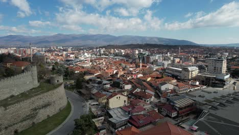 El-Castillo-En-El-Centro-De-Skopje-Está-Entre-Los-Edificios,-Castillo-De-Piedra-En-El-Centro-De-La-Ciudad