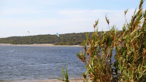 Touristen-Beim-Kitesurfen-An-Einem-Windigen-Tag-An-Einem-Strand-In-Lagoa-Da-Albufeira-In-Portugal