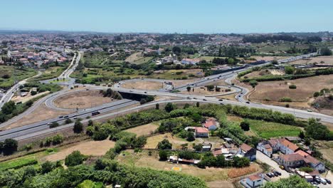 Drohnenschuss,-Der-Sich-Vorwärts-In-Richtung-Eines-Autobahnkreuzes-Südlich-Von-Lissabon-Bewegt