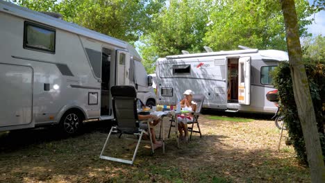 Rotierende-Zeitlupenaufnahme-Von-Senioren,-Die-Beim-Camping-In-Südfrankreich-An-Einem-Tisch-Sitzen