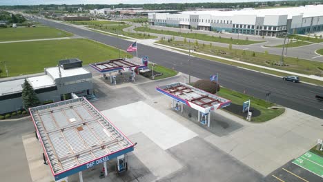 Luftaufnahme-Der-Marathon-Tankstelle-In-Einem-Vorort-Der-Vereinigten-Staaten