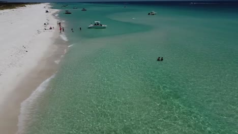 Paar-Vergnügt-Sich-Im-Klaren-Wasser-Von-Shell-Island-An-Der-Smaragdgrünen-Küste-Floridas