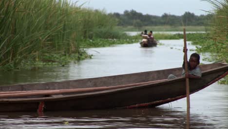 Nigerianischer-Junge-Auf-Einem-Fischerboot
