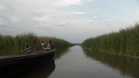 Familias-Nigerianas-Y-Pescadores-En-Un-Río