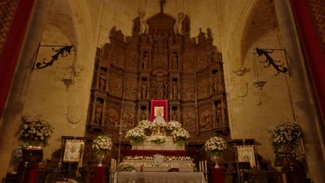 Ruhige-Neigung-Nach-Unten-über-Dem-Altar-In-Der-Kathedrale-Santa-Maria