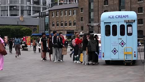 It's-time-for-an-Ice-Cream,-Kings-Cross,-London,-United-Kingdom