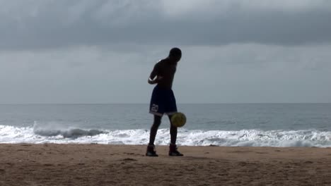 Nigerianischer-Junger-Mann-übt-Fußball-Am-Strand