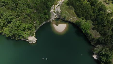 Drone-pov-over-Hogscald-Hollow-swimming-hole,-aerial-sinking
