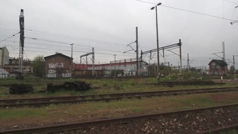Eisenbahnschienen-In-Einer-Stadt-In-Mitteleuropa-An-Einem-Bewölkten-Tag