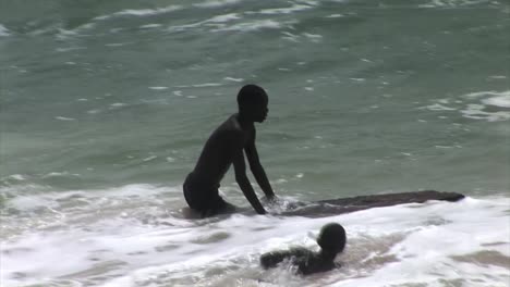 Niños-Nigerianos-Surfeando-Con-Tablas-Improvisadas