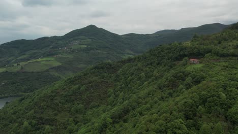 Vista-De-Drones-De-Verdes-Colinas-Forestales-Bajo-Un-Cielo-Nublado-En-Los-Balcanes,-Paisaje-Primaveral-De-Macedonia