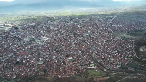 Imagen-De-Drone-De-Una-Ciudad-Establecida-En-Macedonia,-Vista-De-La-Famosa-Ciudad-De-Tetovo,-Casas-Techadas-Una-Al-Lado-De-La-Otra