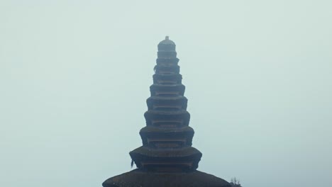 Pura-Ulun-Danu-Tempelturm-Auf-Einem-Nebelbedeckten-Morgen-Bratan-In-Bali