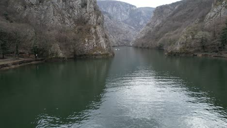 Vista-De-Lapso-De-Tiempo-De-La-Belleza-Natural-Entre-Las-Montañas-En-Tetovo,-Vista-Al-Río-Treska
