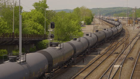 Eine-Lange-Reihe-Von-Tankwagen-Fährt-Auf-Der-Eisenbahn-Durch-Die-Hügel-Von-Pennsylvania