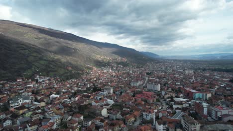 Vista-Panorámica-De-La-Ciudad-De-Tetovo-Desde-La-Cima,-Montañas-Sharr,-Macedonia-Del-Norte,-Paisaje-De-Casas-Techadas