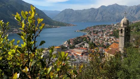 Bucht-Von-Kotor,-Kirche-Unserer-Lieben-Frau-Vom-Heilmittel,-Stadt-Kotor,-Enthüllungsaufnahme,-Montenegro