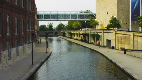 People-Walking-At-The-Peaceful-River-Walk-Of-Central-Canal-In-Indianapolis,-Indiana,-USA