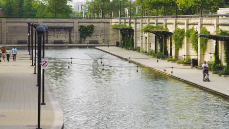 People-At-The-Central-Canal-Walk-In-Indianapolis-Downtown,-Indiana,-USA