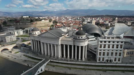 Luftaufnahme-Des-Archäologischen-Museums-Skopje