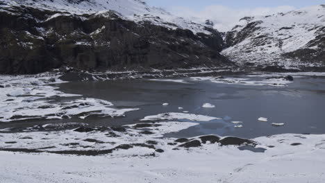 Luftaufnahme-Eines-Zugefrorenen-Sees-In-Der-Isländischen-Landschaft