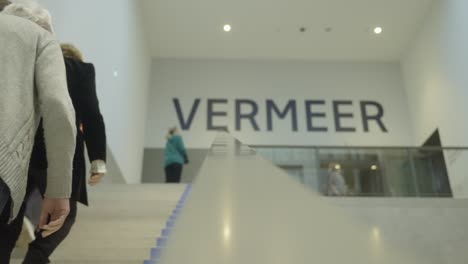 Un-Vistazo-Al-Esplendor-Del-Arte:-Los-Visitantes-Suben-Las-Escaleras-De-La-Exposición-De-Vermeer-En-El-Rijksmuseum