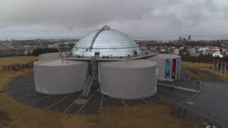 Aerial-revealing-shot-showing-the-front-entrance-to-the-Reykjavík-Perlan-Museum