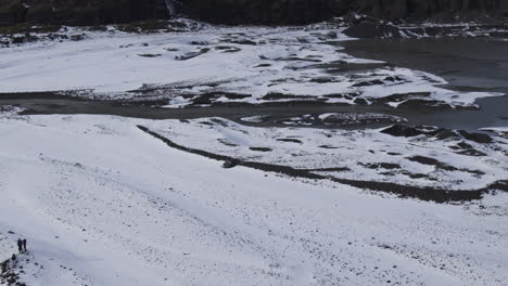 Aufschlussreiche-Luftaufnahme-Eines-Verschneiten-Isländischen-Gebirgstals