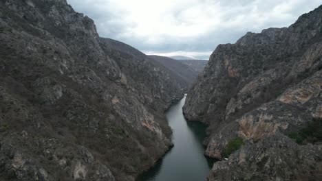 Lago-En-El-Cañón-Matka-Macedonia,-El-Río-Entre-Montañas,-Agua-Esmeralda,-Botes-A-Motor,-Paisaje-Sin-Gente