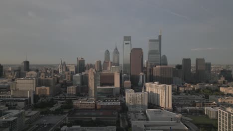 4K-drone-pushing-in-toward-Philadelphia,-PA-downtown-city-skyline