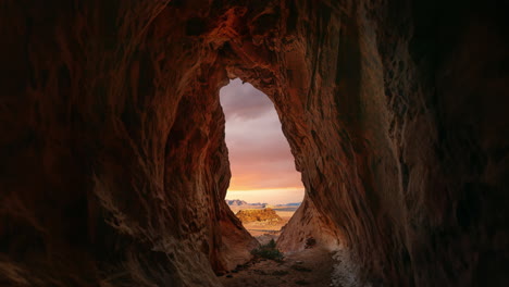 Cinemagraph-Nahtlose-Schleife-Des-Sich-Bewegenden-Zeitraffers-Des-Sonnenuntergangs-Am-Wolkenhimmel-In-Einer-Höhle-In-Der-Berühmten-Beduinenwüste-Wadi-Rum,-UNESCO-Welterbelandschaft,-Jordanien