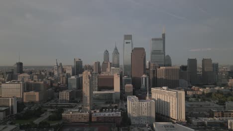 4K-drone-pulling-back-in-Philadelphia,-PA-downtown-city-skyline