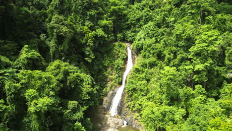 Steigende-Drohnenaufnahme-Eines-Schwimmenden-Wasserfalls,-Umgeben-Von-Dichter-Waldlandschaft-In-Krabi,-Thailand---Schöner-Sonniger-Tag-In-Der-Wildnis-Asiens