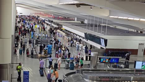 Passagiere,-Die-Im-Inlandsterminal-Des-Internationalen-Flughafens-Hartsfield-Jackson-Atlanta-Einchecken,-Von-Oben-Gesehen