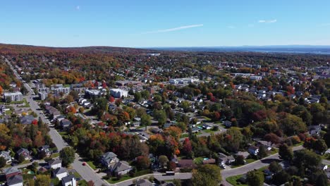 Genießen-Sie-An-Einem-Sonnigen-Herbsttag-Atemberaubende-Luftaufnahmen-Eines-Bezaubernden-Viertels-Von-Quebec,-Während-Eine-Drohne-Anmutig-Durch-Die-Malerische-Schönheit-Fliegt