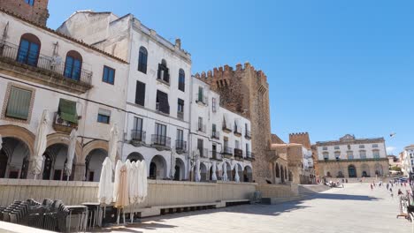 Wide-view-of-plaza-mayor,-in-historic-Caceres