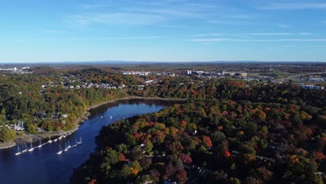 Erleben-Sie-Die-Atemberaubende-Schönheit-Von-Québec-Im-Herbst,-Während-Eine-Drohne-über-Einen-Ruhigen-Fluss-Schwebt-Und-Atemberaubende-Luftaufnahmen-Einfängt