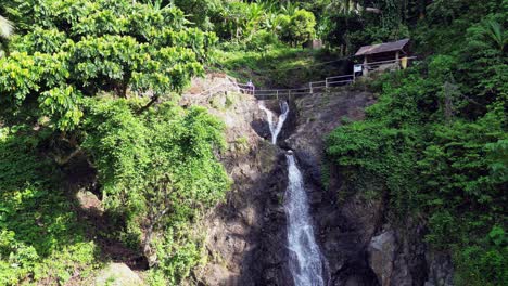 Vista-Panorámica-Del-Arroyo-En-Cascada-Sobre-La-Montaña-Rocosa-Cerca-De-Baras,-Catanduanes,-Filipinas