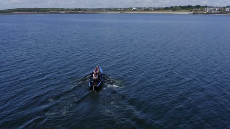 Unglaubliche-Kielwasser,-Die-Currach-Ruderboote-Vor-Der-Küste-Von-Galway,-Irland,-Hinterlassen-Haben