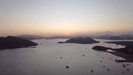 Filmische-Luftaufnahmen-Des-Sonnenuntergangs-über-Dem-Meer-Mit-Booten,-Stränden,-Bergen-Und-Einem-Orangefarbenen-Horizont-Im-Blick-Auf-Palawan,-Philippinen,-Asien,-Drohne