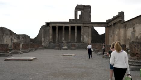 Touristen-Gehen-Zu-Den-Ruinen-Der-Basilika-In-Pompeji