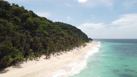 Niedrige-Luftaufnahme-Entlang-Eines-Atemberaubenden-Weißgoldenen-Strandes-Auf-Der-Insel-Palawan-Auf-Den-Philippinen
