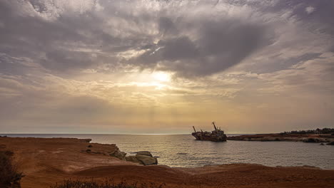 Bei-Sonnenaufgang-Bricht-Die-Sonne-über-Der-Meereslandschaft-Mit-Dem-Schiffswrack-Der-Edro-III-In-Zypern-Hervor