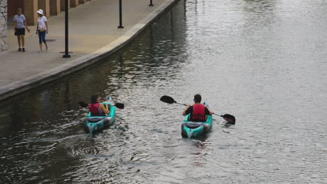 Indianapolis-Canal-Walk-With-Tourists-Kayaking