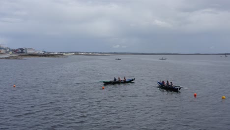 Die-Drohne-Kreist-Schnell-Um-Currach-Bootsrennfahrer,-Die-Vor-Der-Küste-Von-Galway,-Irland,-Warten