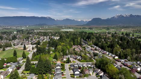 Casas-Residenciales-Y-árboles-Verdes-En-Maple-Ridge-City,-Columbia-Británica,-Canadá