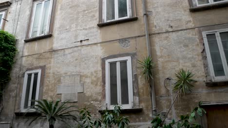 Langsamer-Schwenk-Nach-Links-über-Die-Wand-Im-Innenhof,-Der-Zum-Palazzo-Venezia-In-Neapel-Führt
