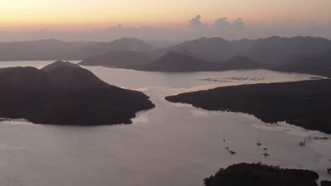 Filmische-Drohnenaufnahmen-Eines-Sonnenuntergangs-über-Dem-Meer-Mit-Booten-Und-Stränden-Im-Fokus,-Palawan,-Philippinen,-Luftaufnahme